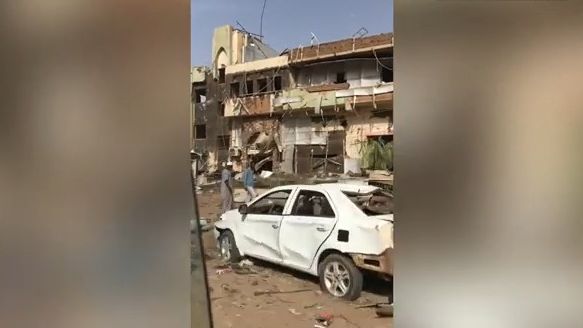 Video natočené z auta ukazuje, jak zle Chartúm poničily pouliční boje